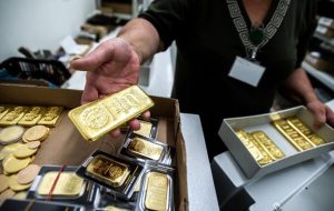 با ثابت ماندن دلار، قیمت طلا از برخی سودها می کاهد.  برای XAU/USD کجا؟