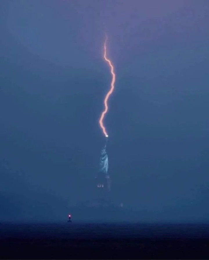 تصویر حیرت انگیز از مجسمه آزادی!