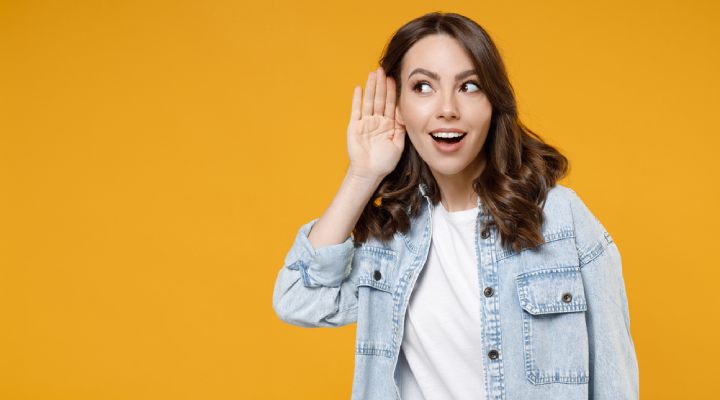 فردی در حال گوش‌دادن