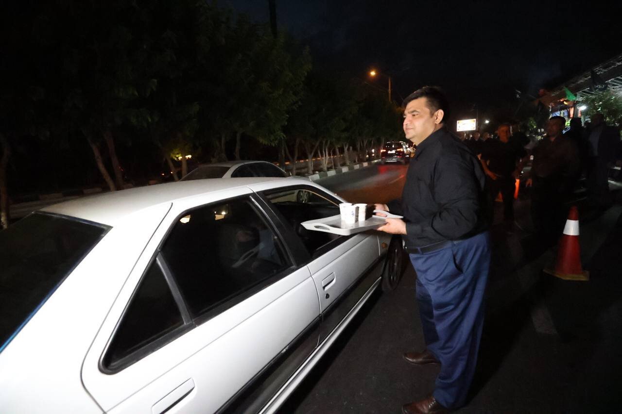 عکس | حسین رضازاده شربت بدست کنار خیابان؛ قهرمانان جهان خادم موکب امام حسین (ع)