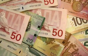 دلار کانادا پس از فروش خرده فروشی کمتر از حد انتظار در ماه مه کاهش یافت