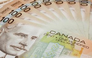 دلار کانادا پس از کاهش پیش بینی های حقوق و دستمزد غیرکشاورزی، ضررهای خود را معکوس می کند