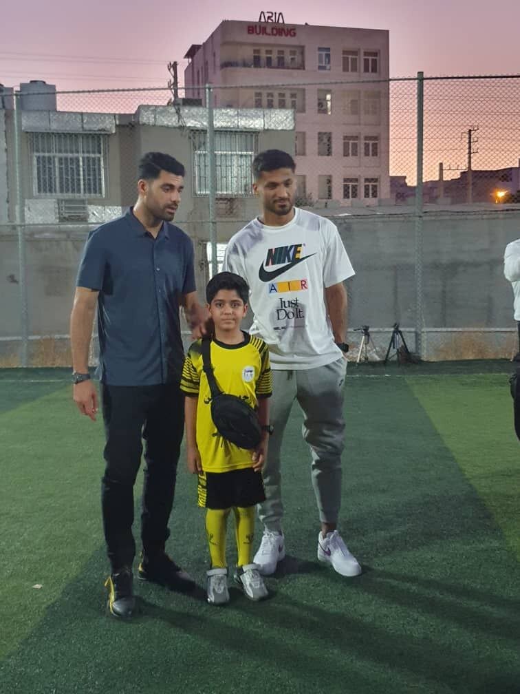 عکس| مهدی طارمی با یک استقلالی در زادگاهش؛ پاسخ ستاره پورتو به شایعات