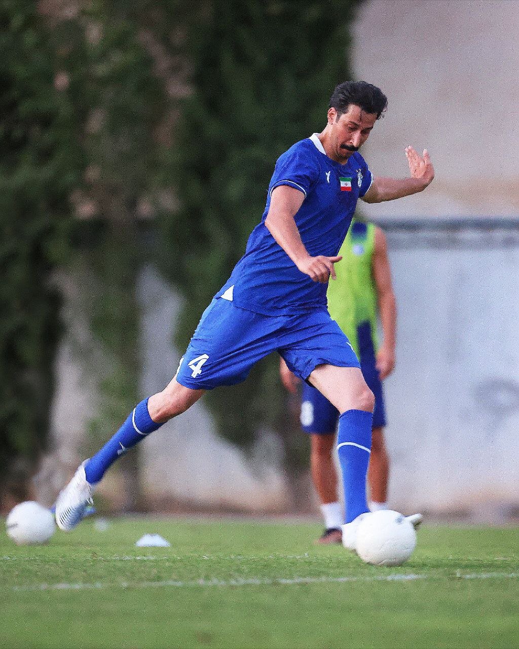 عکس‌| بازیگر پایتخت شماره ۴ استقلال را پوشید!