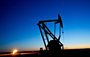 قیمت نفت خام با خبر کاهش بیشتر تولید افزایش می یابد