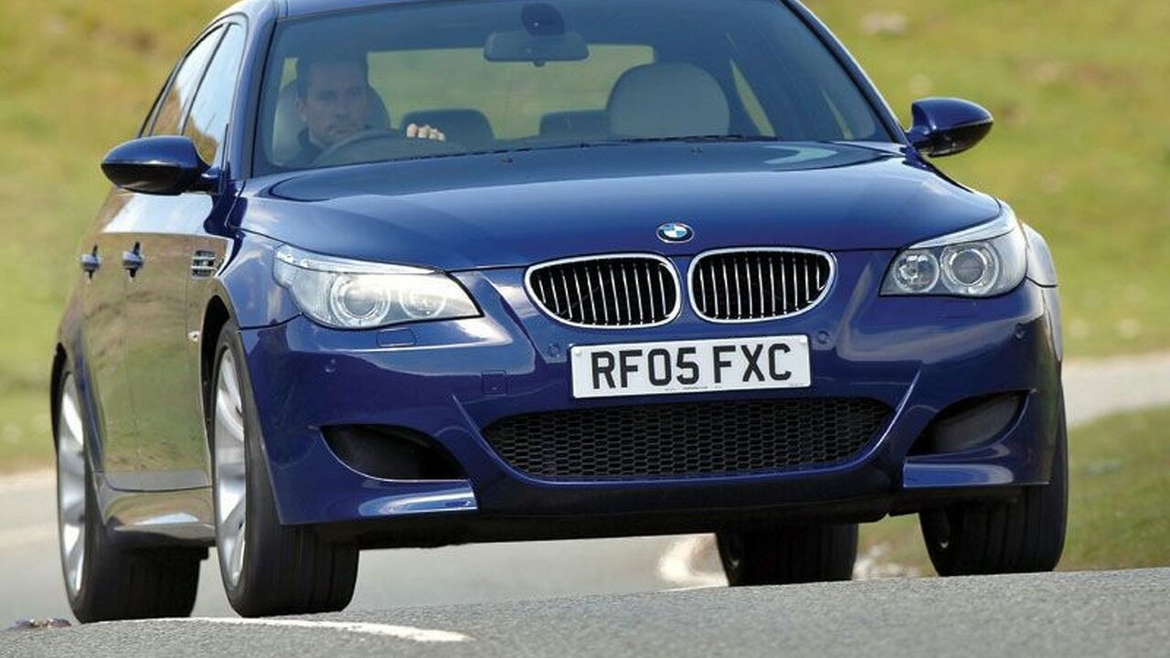 دیدین این ویدئو برای ماشین‌بازان توصیه نمی‌شود!/له شدن یک بی‌ام‌و قدیمی و ارزشمند زیر یک تانک!/عکس