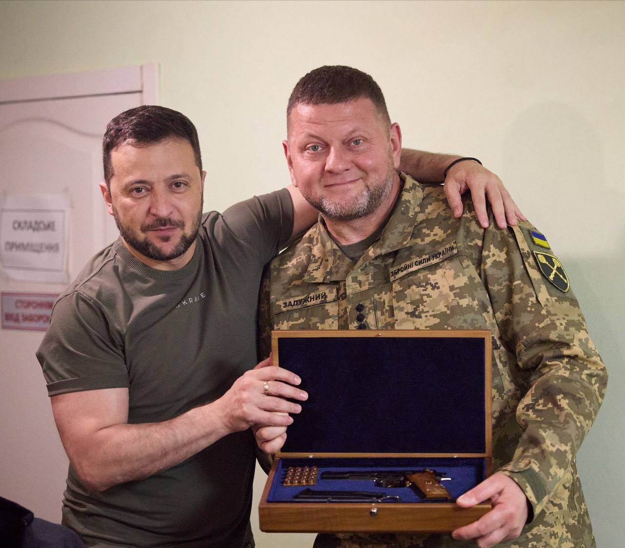 هدیه خاص زلنسکی به فرمانده ارتش اوکراین/عکس