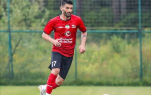 عکس| پرسپولیسی سابق لوگوی تراکتور را بوسید! عکس| پرسپولیسی سابق لوگوی تراکتور را بوسید!