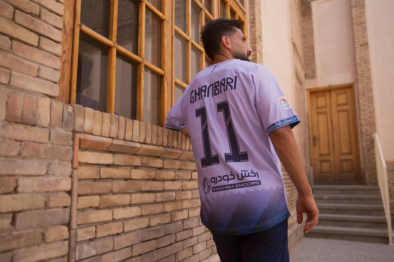 عکس‌| پیراهن دوم تراکتور به یاد بیماران سرطانی