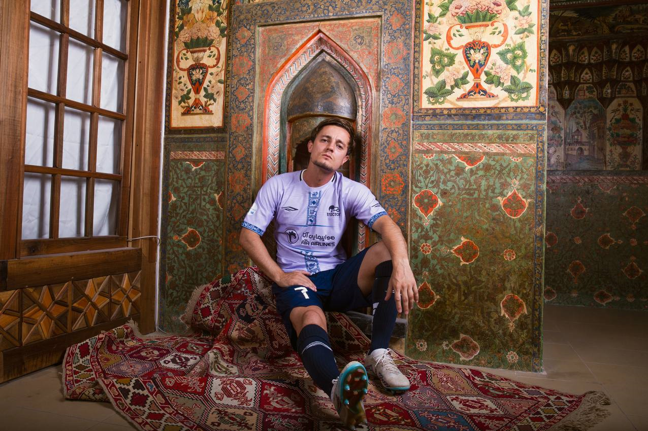 عکس‌| پیراهن دوم تراکتور به یاد بیماران سرطانی