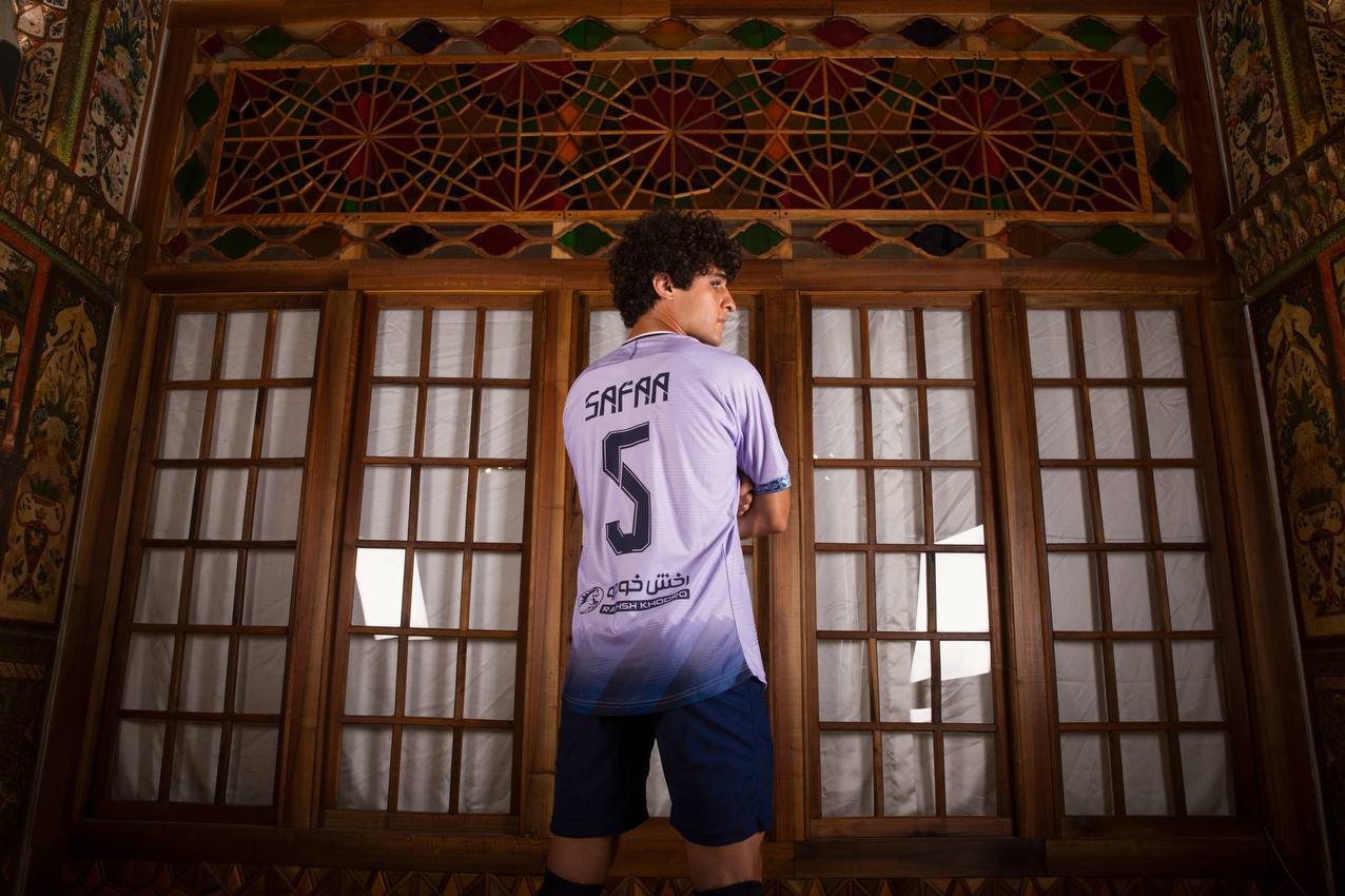 عکس‌| پیراهن دوم تراکتور به یاد بیماران سرطانی