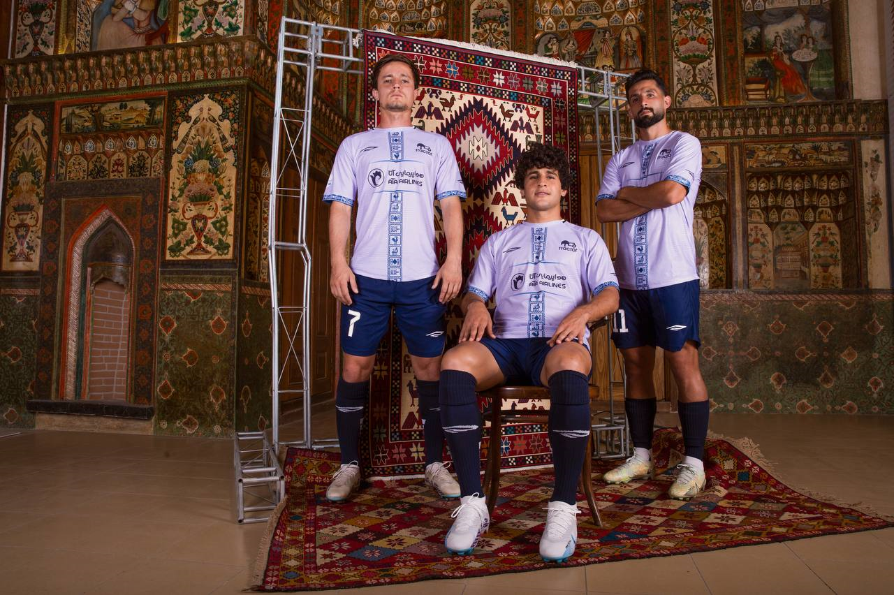 عکس‌| پیراهن دوم تراکتور به یاد بیماران سرطانی