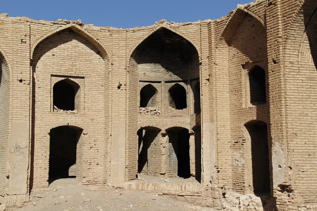 کاروانسرای صفوی تابلو تبلیغات شد!