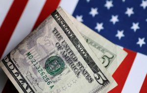 Dollar edges lower after Fitch downgrade; economic data points to recovery By Investing.com