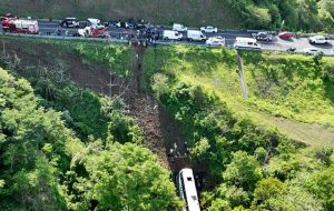سقوط اتوبوس در دره؛ ۱۷ نفر کشته شدند