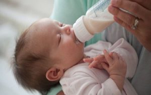 تغذیه با شیر مادر؛ سرمایه‌گذاری مطمئن برای سلامت کودکان