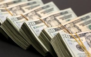 Dollar edges lower ahead of key payrolls release By Investing.com