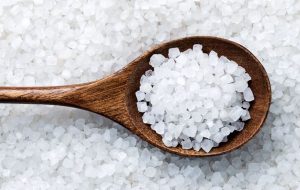کدام نمک را بهتر است مصرف کنیم؛ نمک دریا، سنگ نمک یا نمک یددار؟