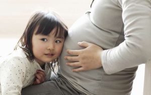 چطور به سؤالات بچه‌ها درباره بچه دار شدن پاسخ دهیم؟