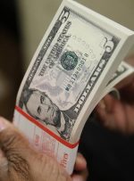 Dollar edges lower as risk sentiment improves By Investing.com