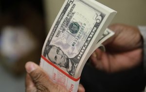 Dollar edges lower as risk sentiment improves By Investing.com