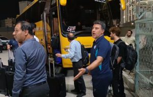 عکس| حمله هوادران صنعت نفت به کاروان استقلال عکس| حمله هوادران صنعت نفت به کاروان استقلال