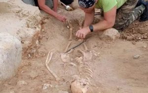 کشف گور یک کودک «خون‌آشام»!