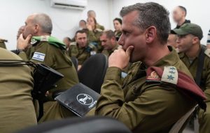 دست رد خلبانان معترض به سینه وزیر جنگ رژیم اسراییل/ وزیر نتانیاهو خواهان مجازات آنها شد