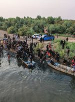 ویدیو / زائران اربعین حسینی از رودخانه «دز» گذشتند