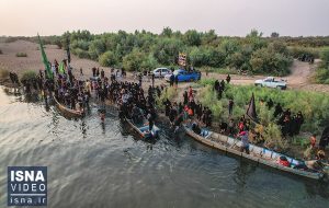 ویدیو / زائران اربعین حسینی از رودخانه «دز» گذشتند