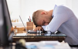 پرخوابی چیست و چگونه می‌توان آن را متوقف کرد؟