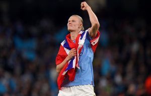 عکس‌| قهرمان جهان در نقش جیمی‌جامپ؛ شادی مشترک یک بوکسور با هالند