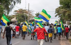 کودتا در گابن : پایان حکومت 55 ساله پدر و پسر / جلوگیری از دوره سوم ریاست جمهوری علی بونگو / هشتمین کودتای افریقا در 3 سال / شادی مردم (+ عکس ) کودتا در گابن : پایان حکومت 55 ساله پدر و پسر / جلوگیری از دوره سوم ریاست جمهوری علی بونگو / هشتمین کودتای افریقا در 3 سال / شادی مردم (+ عکس )