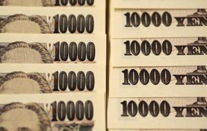 Yen Weakens On Broad USD Gains, Japanese Households Curb Spending