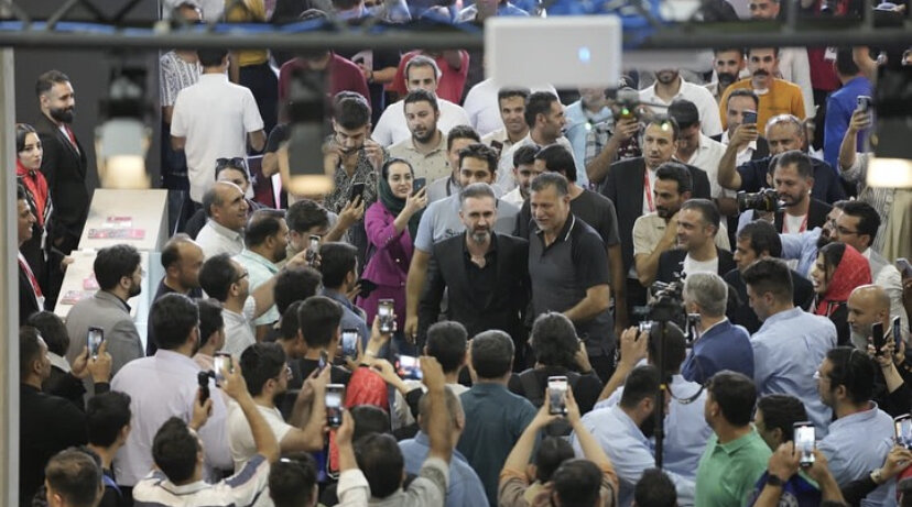 عکس‌| استقبال باشکوه مردم از دایی؛ شهریار با مجری معروف نمایشگاه را به هم ریخت!