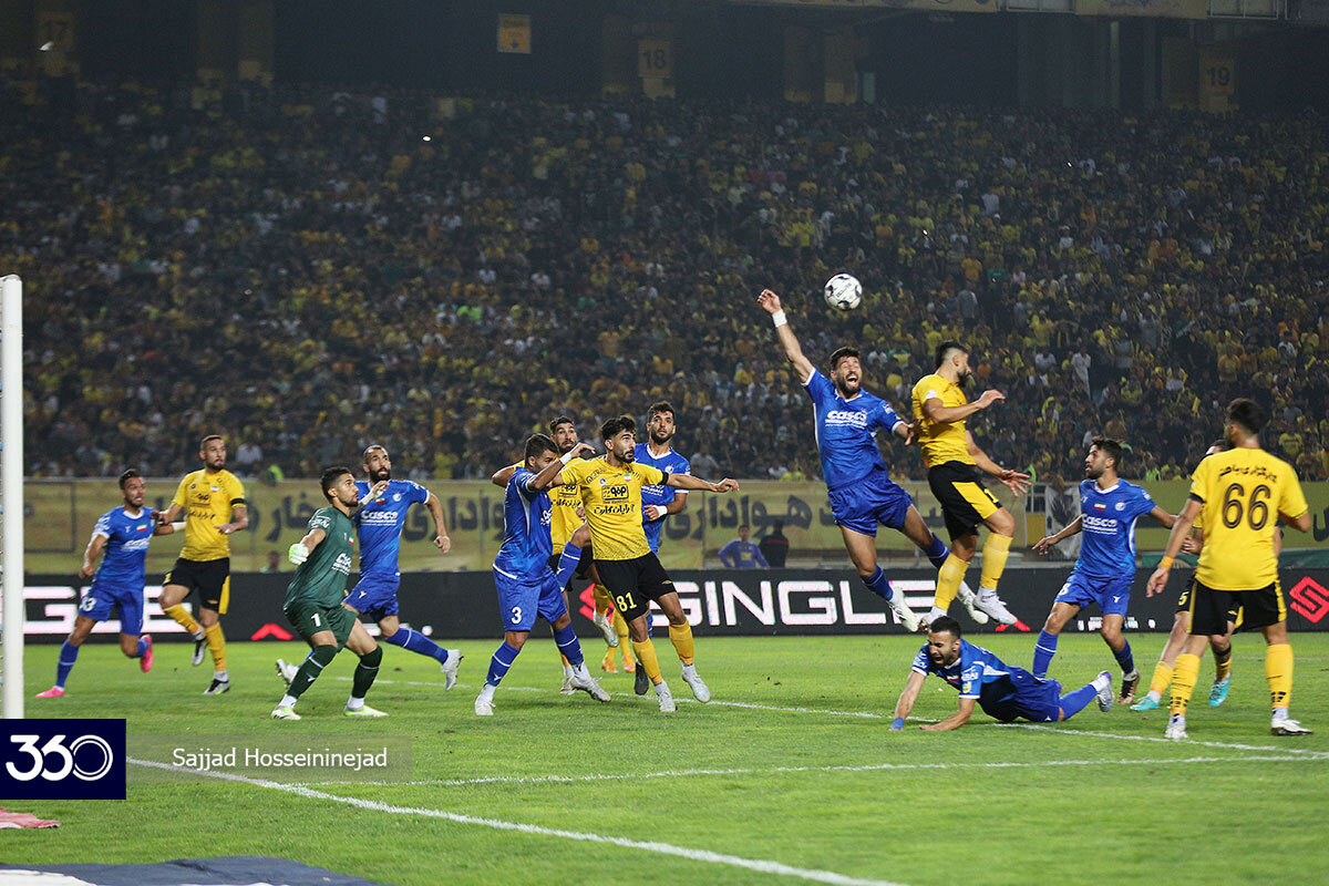 عکس‌| زمین خوردن ارسلان پیش از هند سلیمی؛ پنالتی سپاهان اشتباه بود؟!