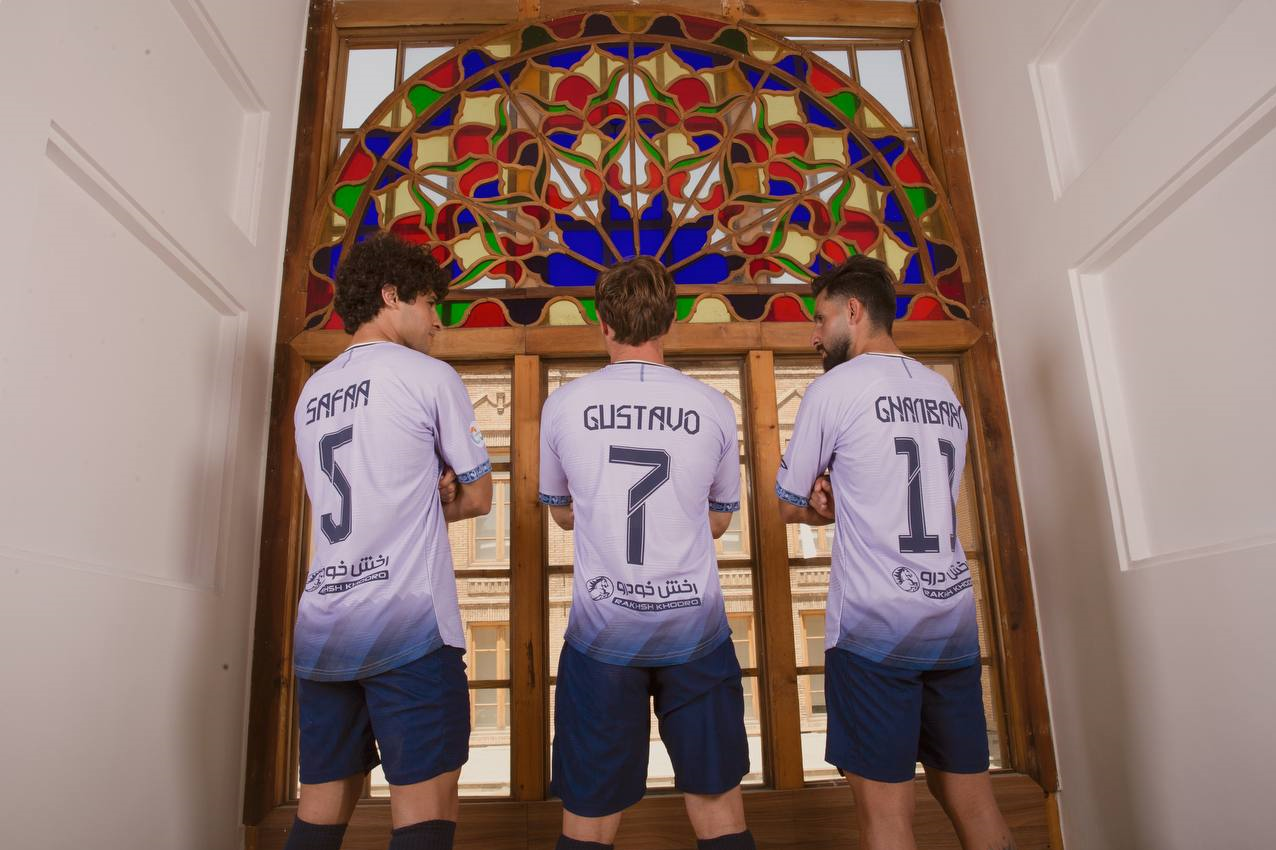 عکس‌| پیراهن دوم تراکتور به یاد بیماران سرطانی