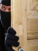 لحظات دلهره‌آور از ورود یک سارق به خانه‌ای در ساوه! + فیلم