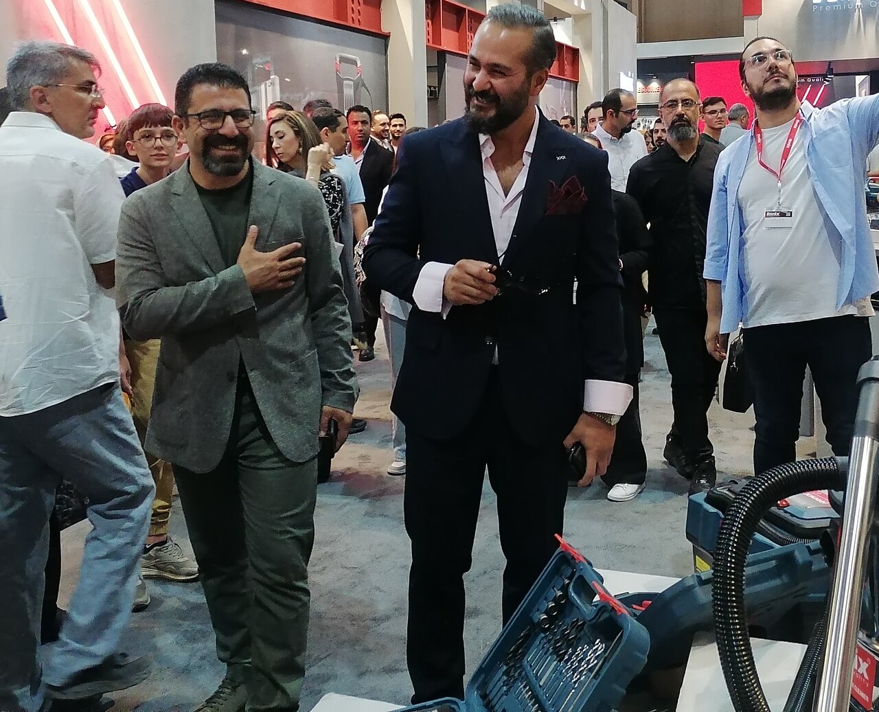 پوشش متفاوت میلاد کی‌مرام در مکان عمومی/ عکس