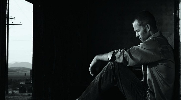 مردی تنها که احساس درماندگی می‌کند