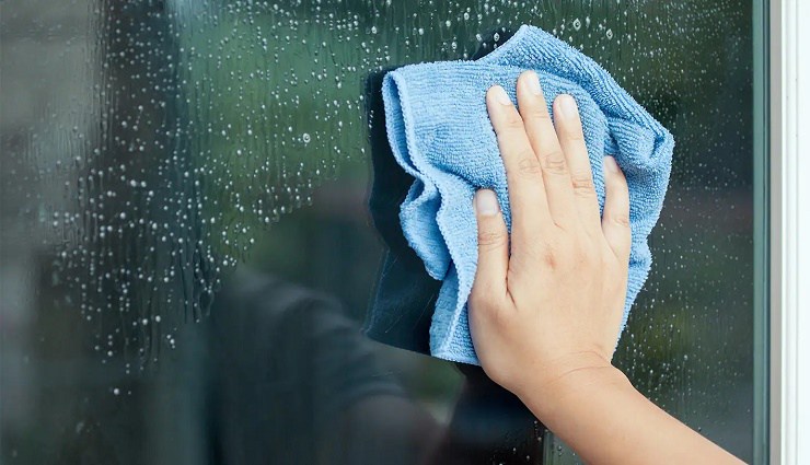 استفاده از دستمال میکروفایبر برای تمیز کردن پنجره ها