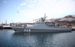 ببینید | لحظه انهدام قایق نظامی روسیه توسط پهپاد ارتش اوکراین در حین تخلیه نیرو در ساحل دریای سیاه