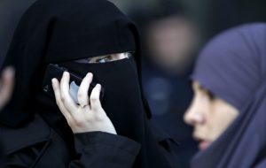 جنجال ممنوعیت پوشش اسلامی در مدارس فرانسه/ هشتگ “عبا” ترند توییتر شد