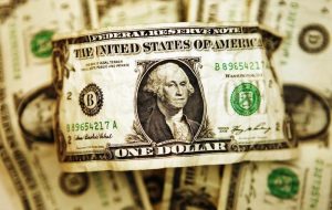 Dollar edges lower, but remains elevated on global growth concerns By Investing.com
