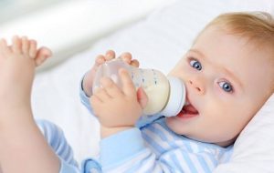 از چند ماهگی می‌توان غذاهای مشتق از شیر را به تغذیه نوزاد اضافه کرد؟
