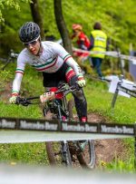 پرتو آذر: برای شادی دل مردمم به هانگژو می روم پرتو آذر: برای شادی دل مردمم به هانگژو می روم