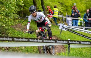 پرتو آذر: برای شادی دل مردمم به هانگژو می روم