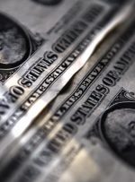US Dollar Peaks Amid Inflation Concerns; Stocks Remain Steady By Investing.com