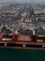 پهلودهی یک فروند کشتی غول‌پیکر گندم در بندر شهید رجایی