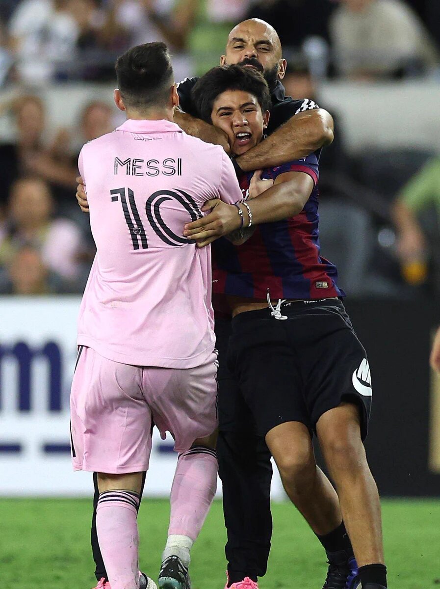 عکس| حمله برق‌آسا بادیگار مسی به یک جیمی جامپ